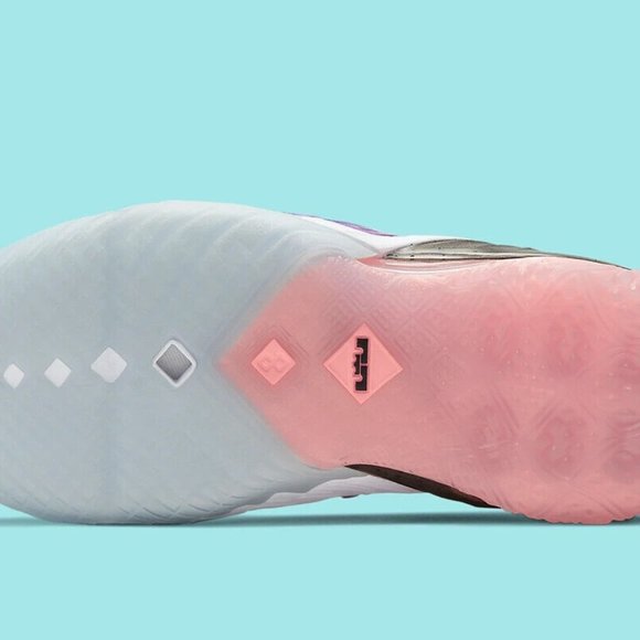 Nike LeBron XVIII 18 GS Basketball Shoes Graffiti Chlorine CW2760-900 Si… - Picture 2 of 12